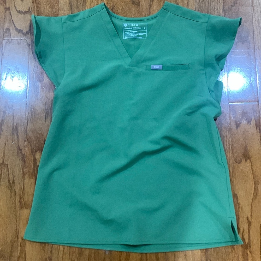 Figs natal flutter sleeve scrub top in fern green